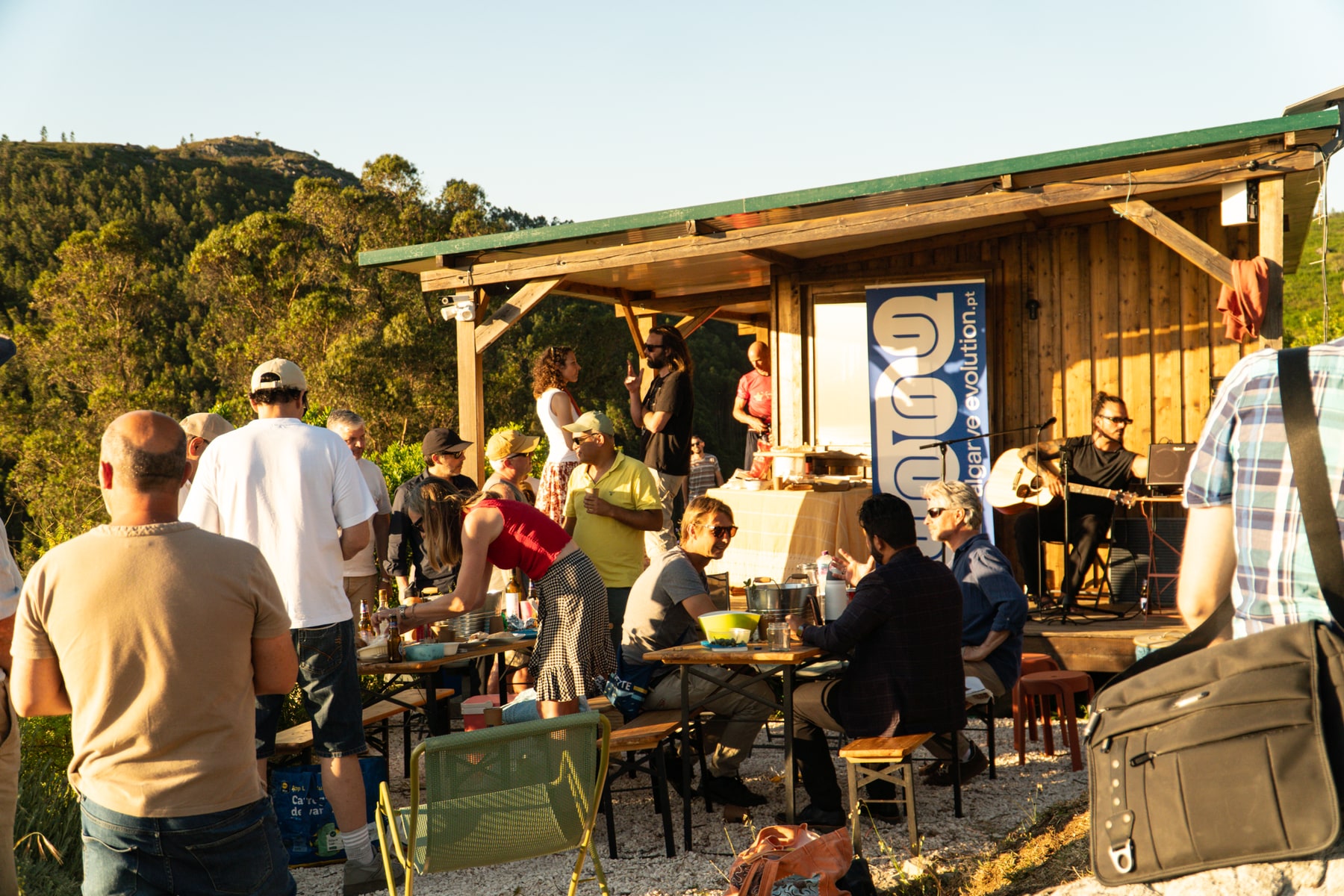 Arrival, picnic, and first conversations around the woodshed.