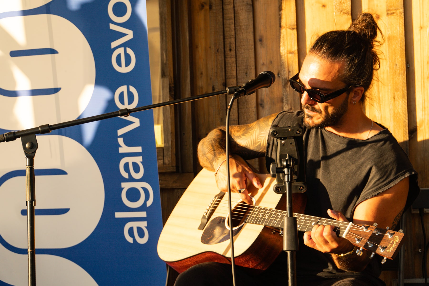Live acoustic music with Cláudio Matos Braga.